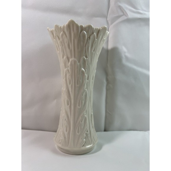 Vintage Lenox Porcelain Acanthus Leaf Ivory Vase 8.5" Tall Vase Made in USA‎ EUC - Picture 1 of 5